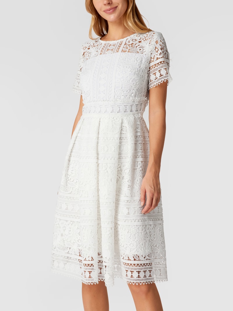 Brautkleid mit floraler Spitze in offwhite
