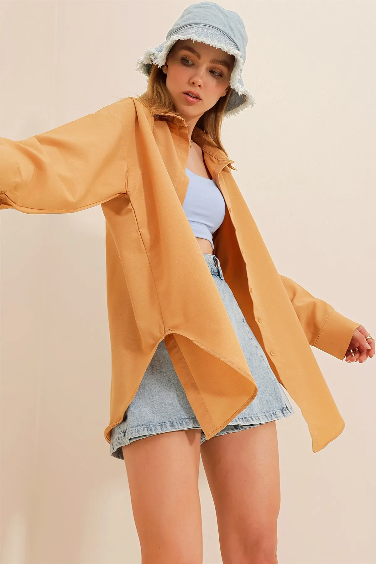 Trend Alaçatı Stili  Kamelfarbenes, übergroßes, langes, gewebtes Hemd für Damen ALC-X6828