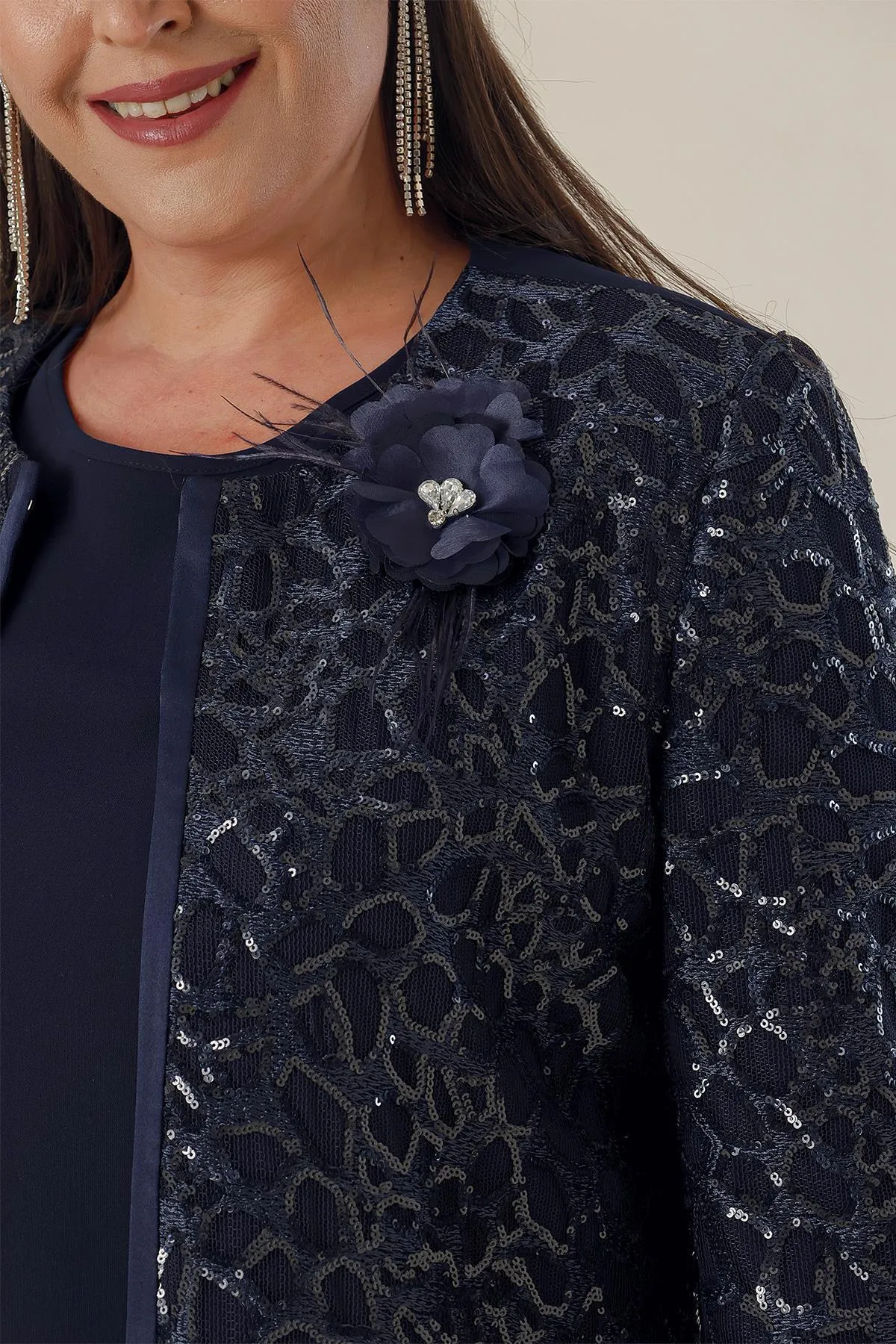 By Saygı  Kreppbluse mit Seitenschlitzen, Ärmeln und paillettengefütterter Jacke und Hose, 3-teiliges Set in Übergröße