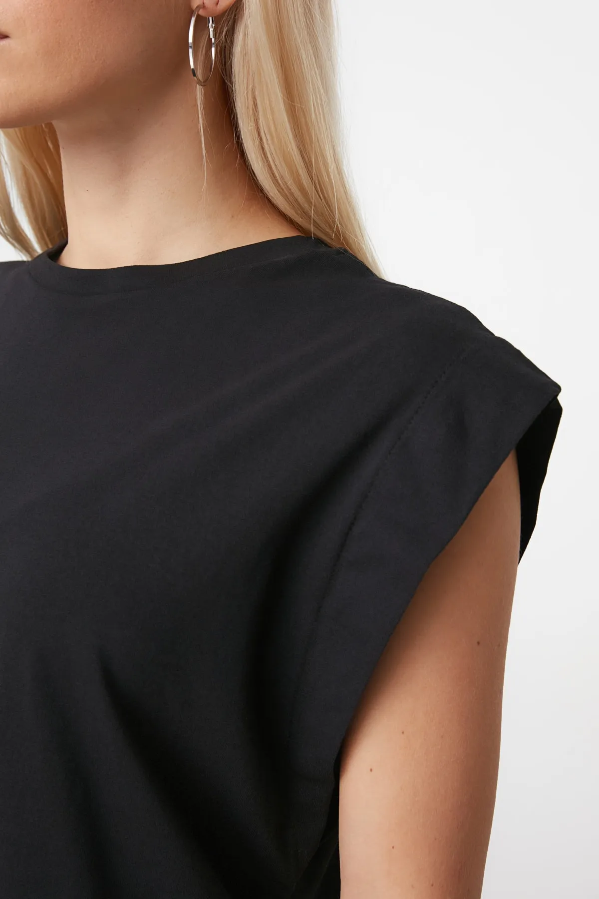 Trendyol Collection  Schwarzes Basic-Strick-T-Shirt mit Rundhalsausschnitt aus 100 % Baumwollwatte TWOSS20TS0021