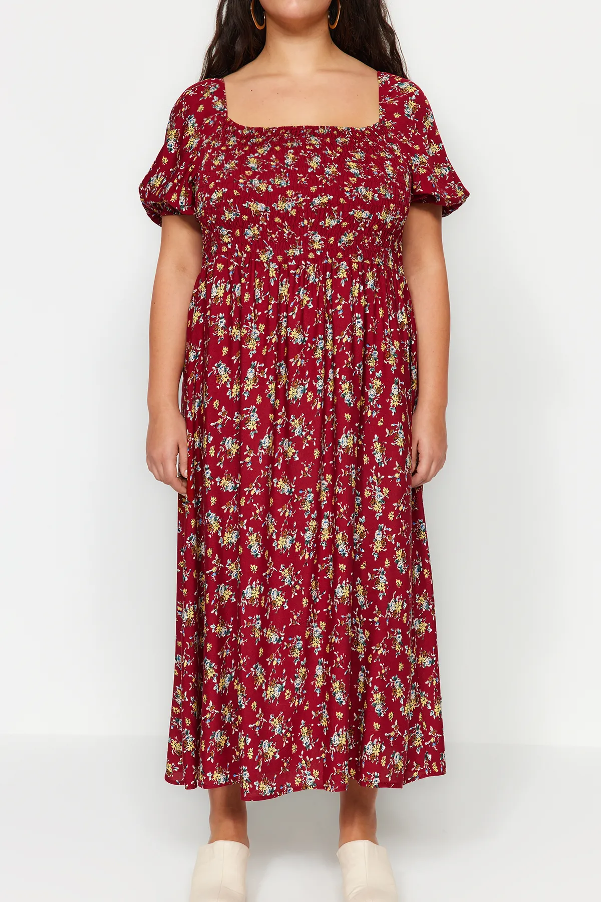 Trendyol Curve  Burgunderrotes, gemustertes, gewebtes Kleid mit Brustverzierung TBBSS22EL1611