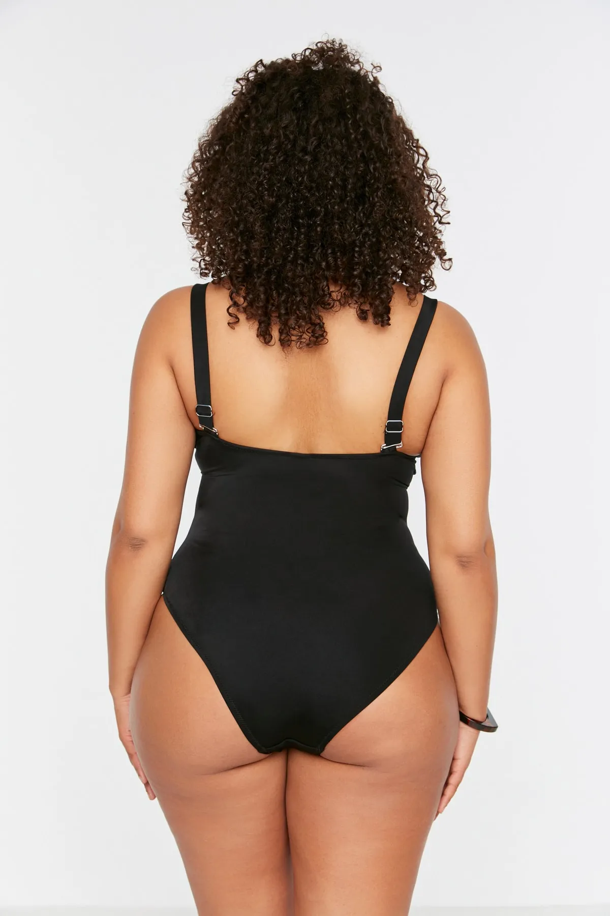 Trendyol Curve  Schwarzer Badeanzug mit tiefem V-Ausschnitt, Cut-Out und Überwurf zum Binden TBBSS22MA0302