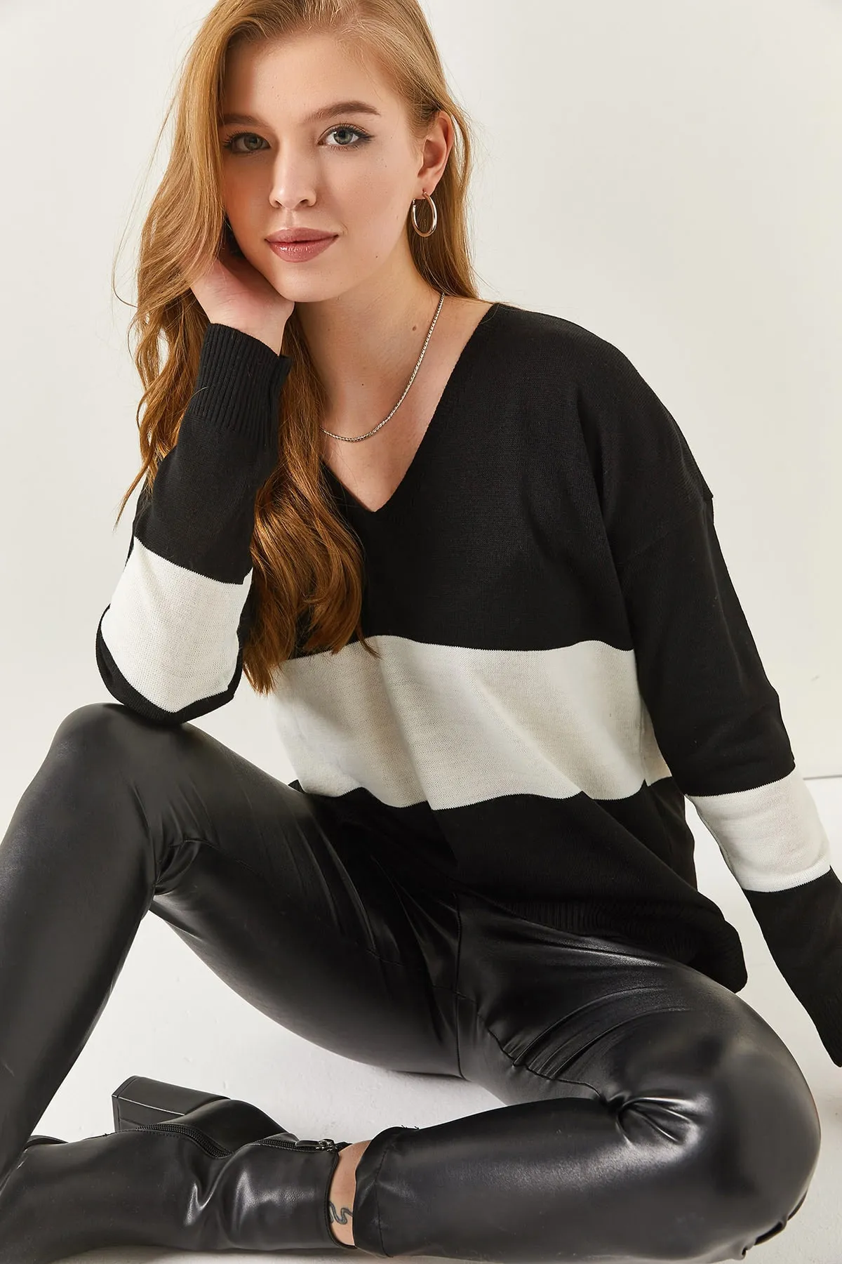 armonika  Schwarzer zweifarbiger Damenpullover mit V-Ausschnitt und kurzer Vorderseite und langer Rückseite ARM-18K012042