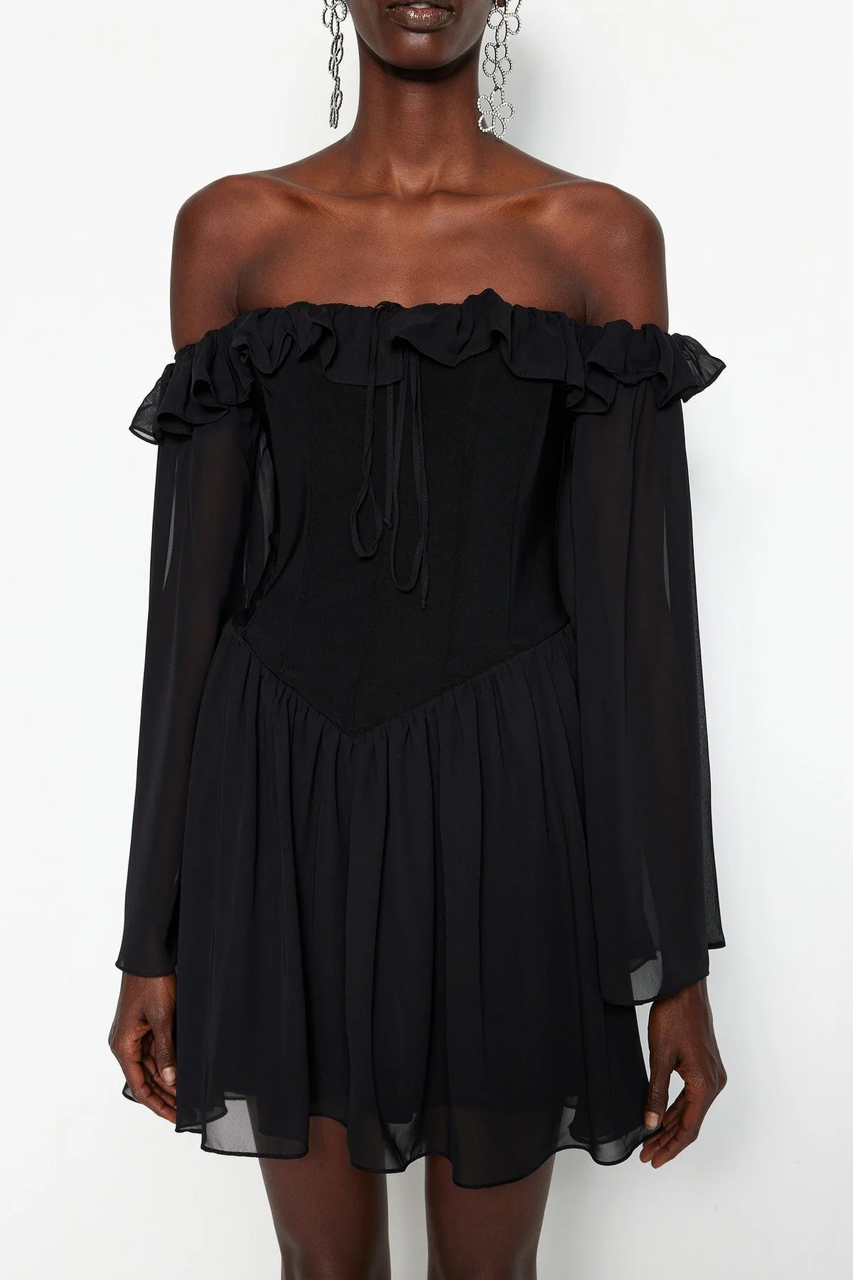Trendyol Collection  Schwarzes elegantes Abendkleid aus Chiffon mit offener Taille/Skater-gefüttertem Volant TPRSS23EL00096