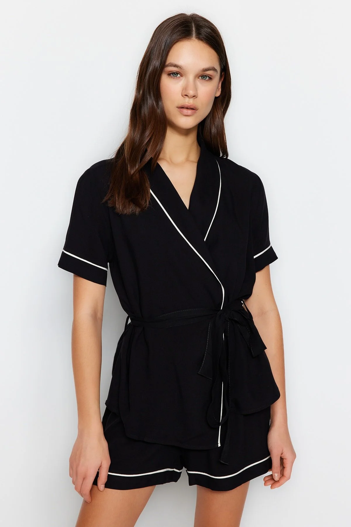 Trendyol Collection  Schwarzes Pyjama-Set aus Viskose mit Hemd und Shorts, mit Gürtel und Paspelierung THMSS23PT00203