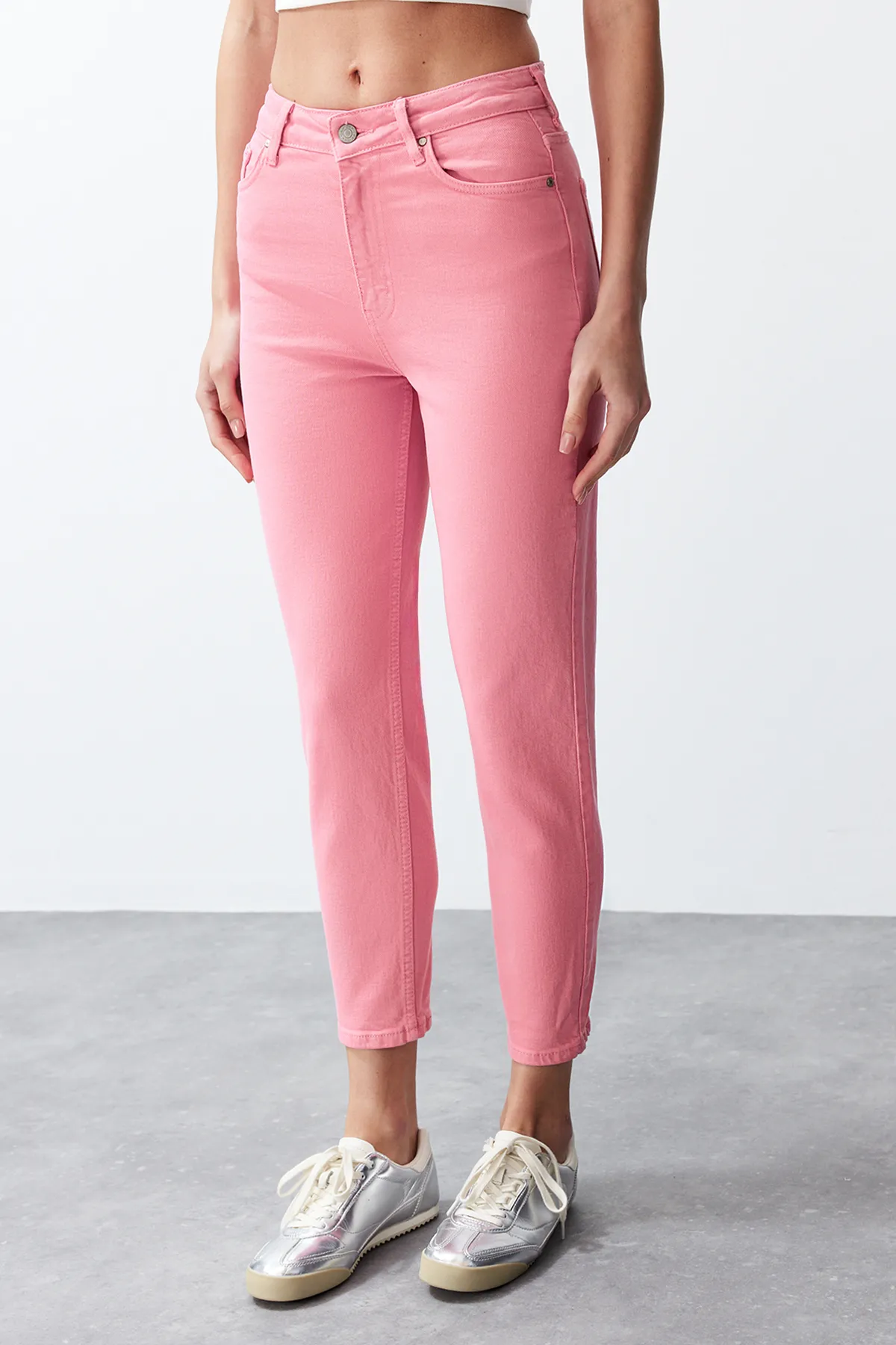 Trendyol Collection  Rosa Mom-Jeans mit hoher Taille TWOSS24JE00229