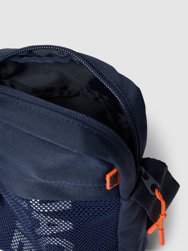 Umhängetasche mit Label-Print Modell 'CASHFORD' in marineblau