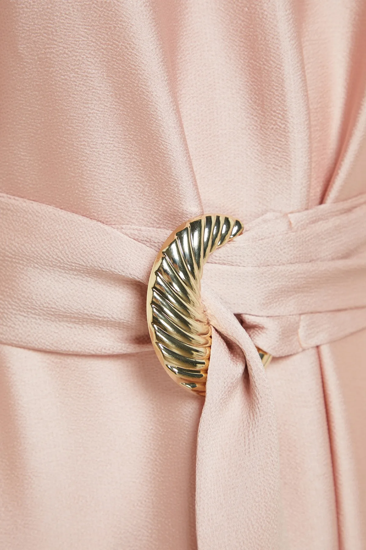 Trendyol Modest  Puderfarbenes, weit geschnittenes Satin-Abendkleid mit Gürtel TCTSS23DB00014