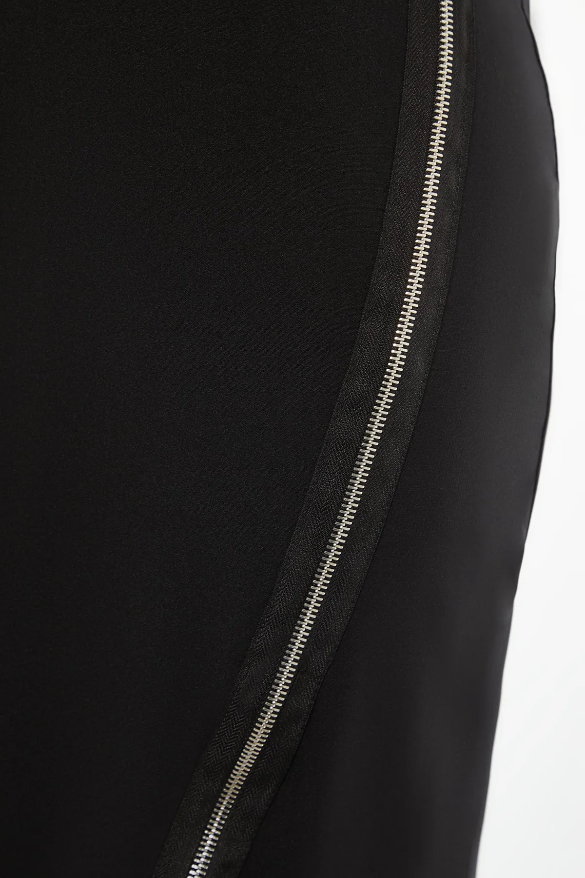 Trendyol Collection  Schwarzes, figurbetontes, elegantes Abendkleid mit gewebten Accessoires TPRAW23EL00169