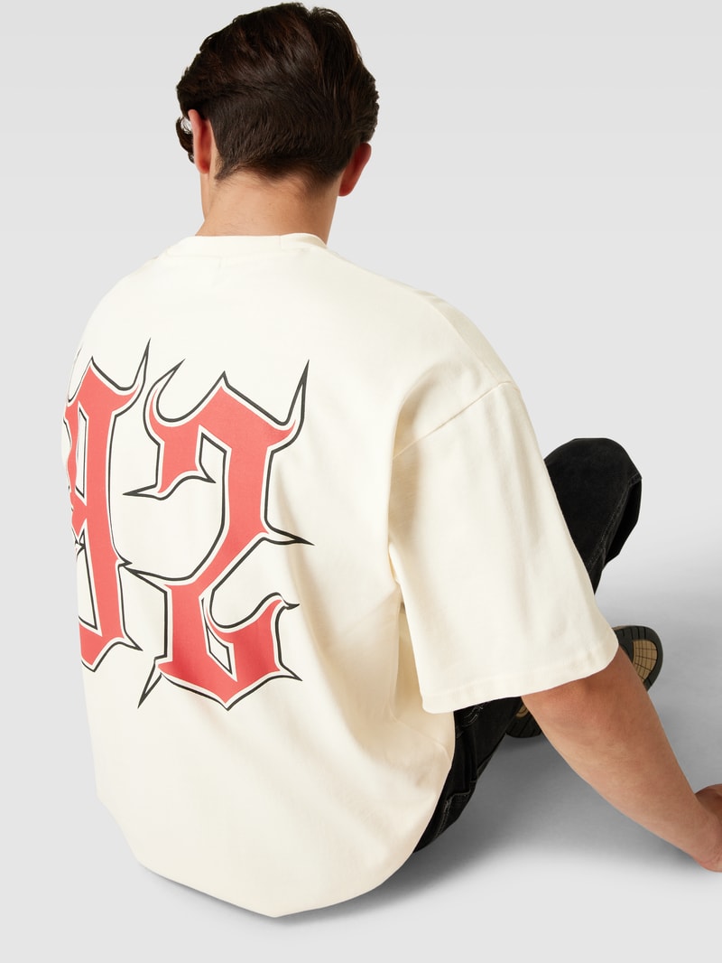 T-Shirt mit Label-Print in ecru