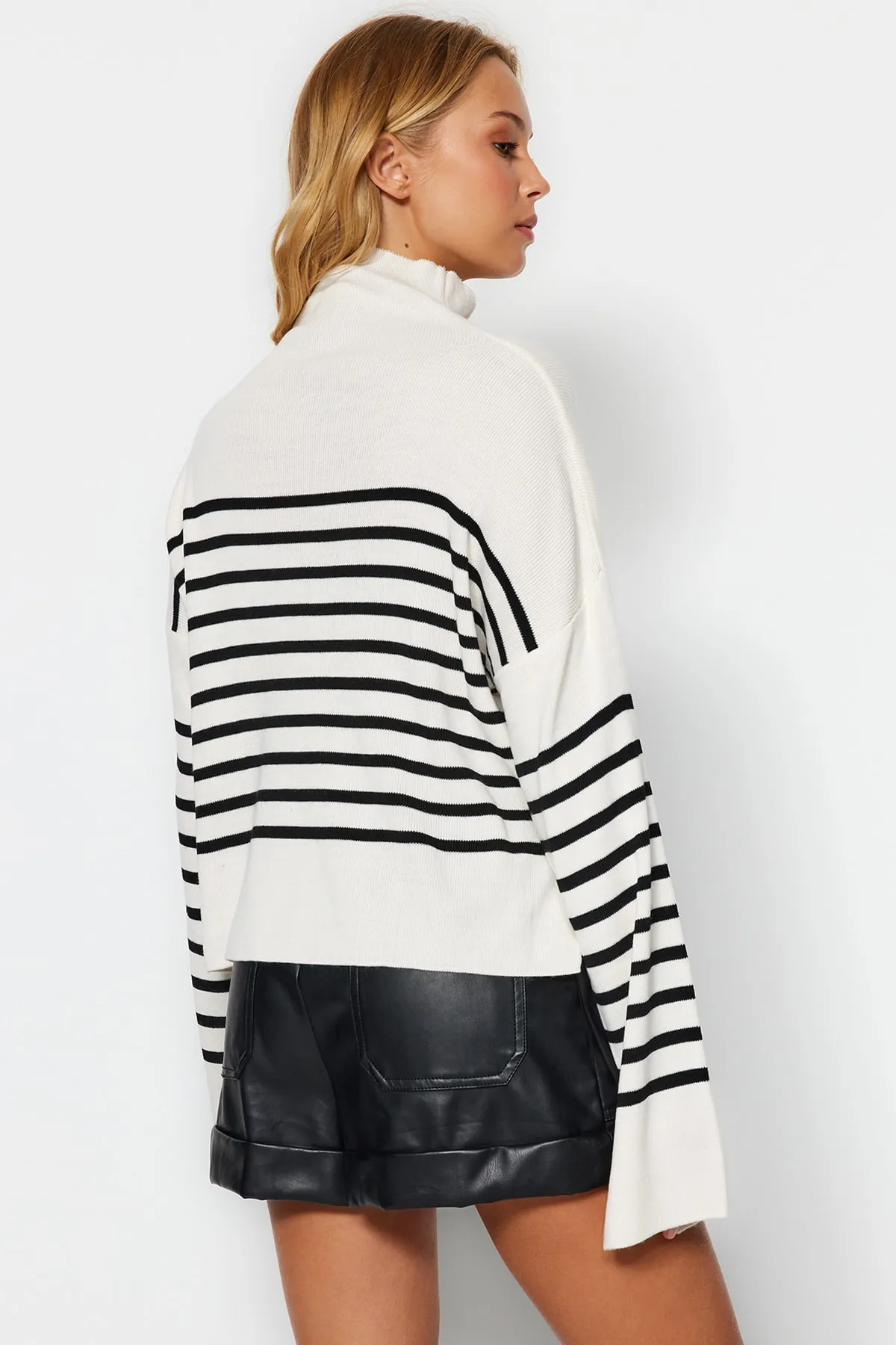 Trendyol Collection  Steinfarbener, gestreifter Strickpullover mit weiter Passform TWOAW24KZ00505