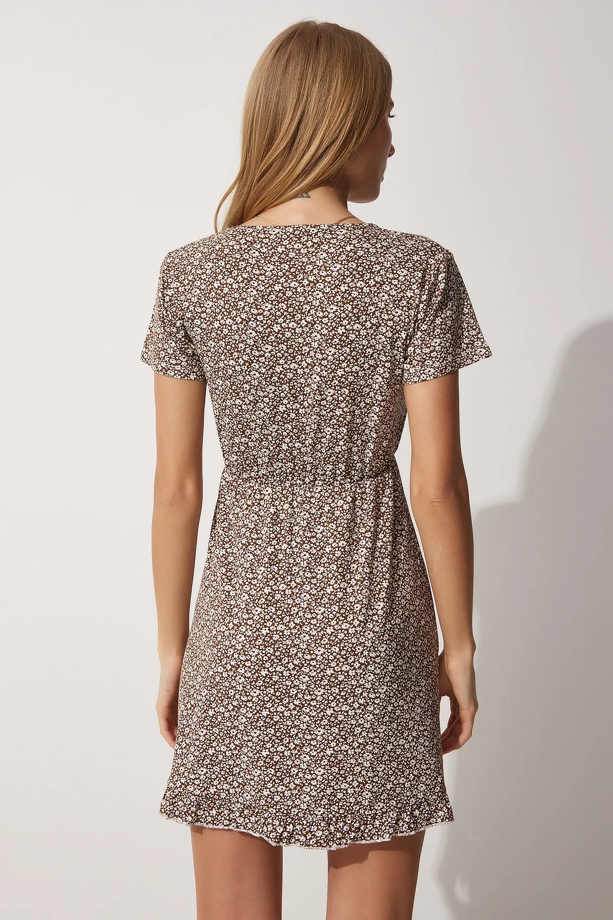 Happiness İstanbul  Damen-Sommer-Mini-Strickkleid mit Blumenmuster in Braun und Weiß mit Wickelkragen UB00041