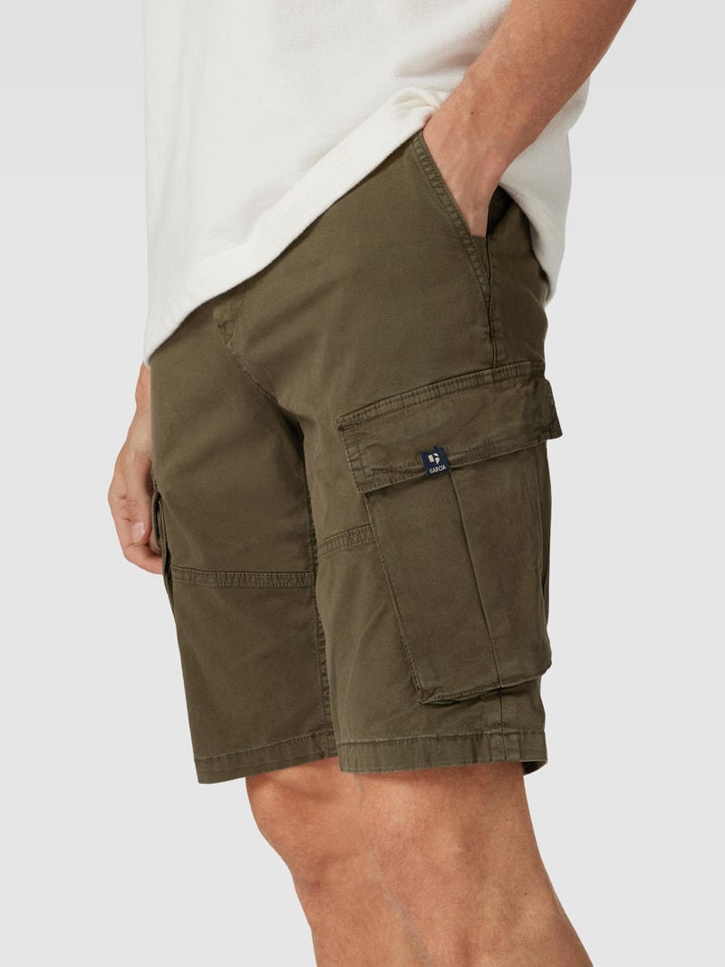 Cargoshorts mit Gesäßtaschen in olivgrün