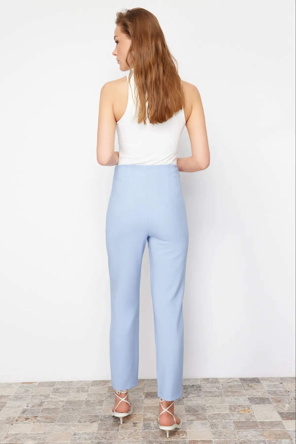 Trendyol Collection  Hellblaue gewebte Hose mit Zigarettenmuster und hoher Taille in Knöchellänge TWOSS20PL0515