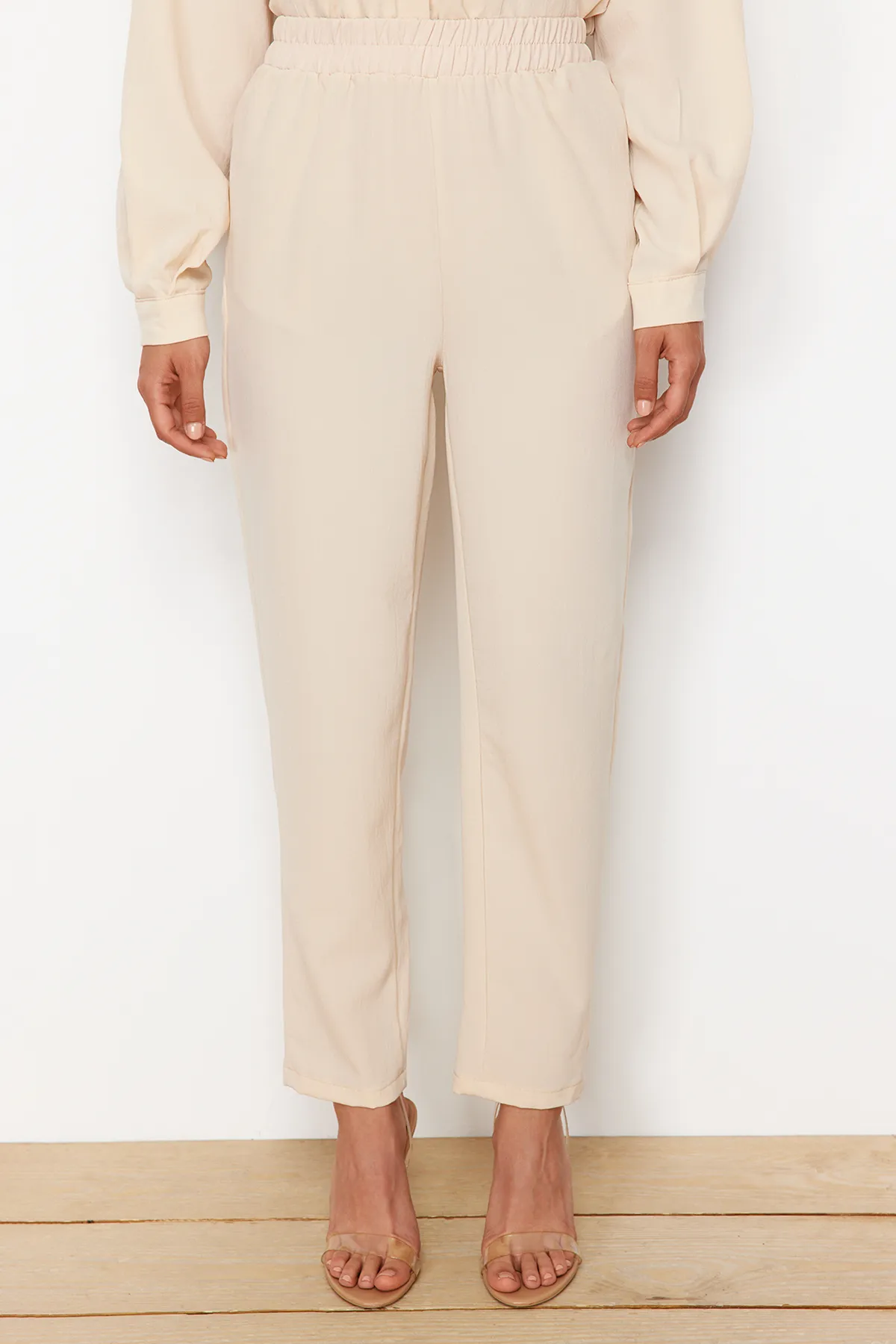 Trendyol Modest  Set aus gewebtem Aerobin-Unterteil und Oberteil in Beige mit Vogelaugenmuster und detailliertem Design TCTSS24US00054