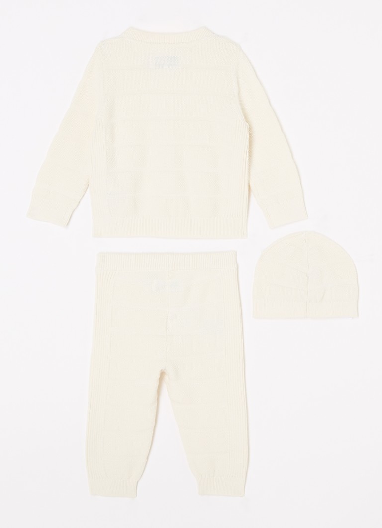 Costum Calvin Klein format din trei piese: cardigan subțire, pantaloni și pălărie, ambalat într-o cutie cadou.