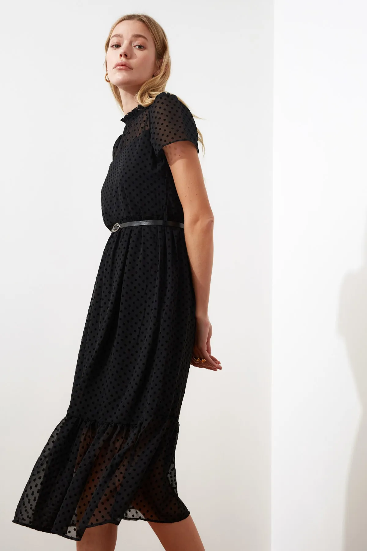 Trendyol Collection  Schwarzes, gefüttertes Midi-Webkleid in A-Linie mit Gürtel TWOSS20EL0983