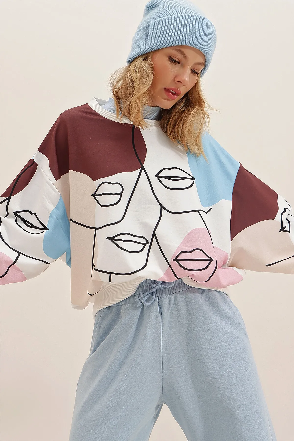 Trend Alaçatı Stili  Damen-Sweatshirt mit Rundhalsausschnitt und digitalem Druck, Kaffee MDA-1076
