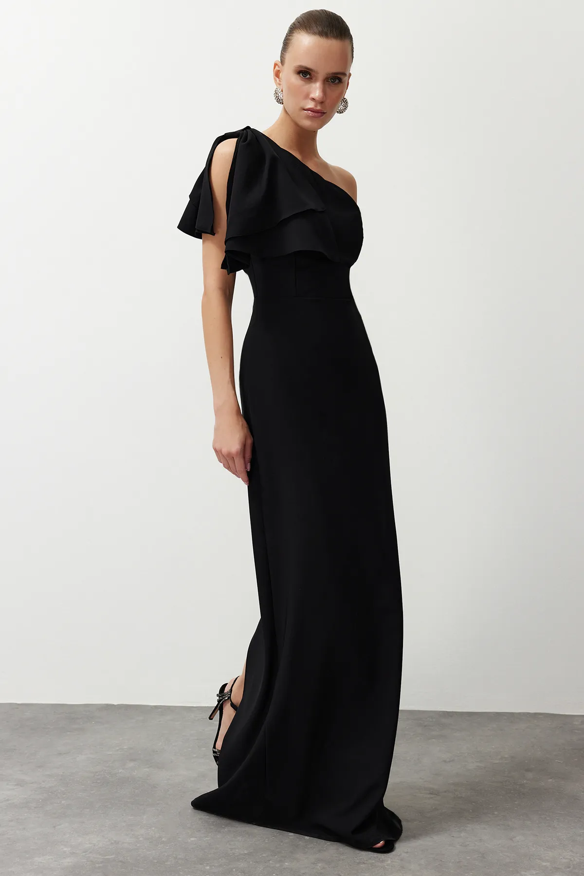 Trendyol Collection  Schwarzes, gerade geschnittenes, gewebtes Abendkleid und Abschlusskleid TPRSS23AE00095
