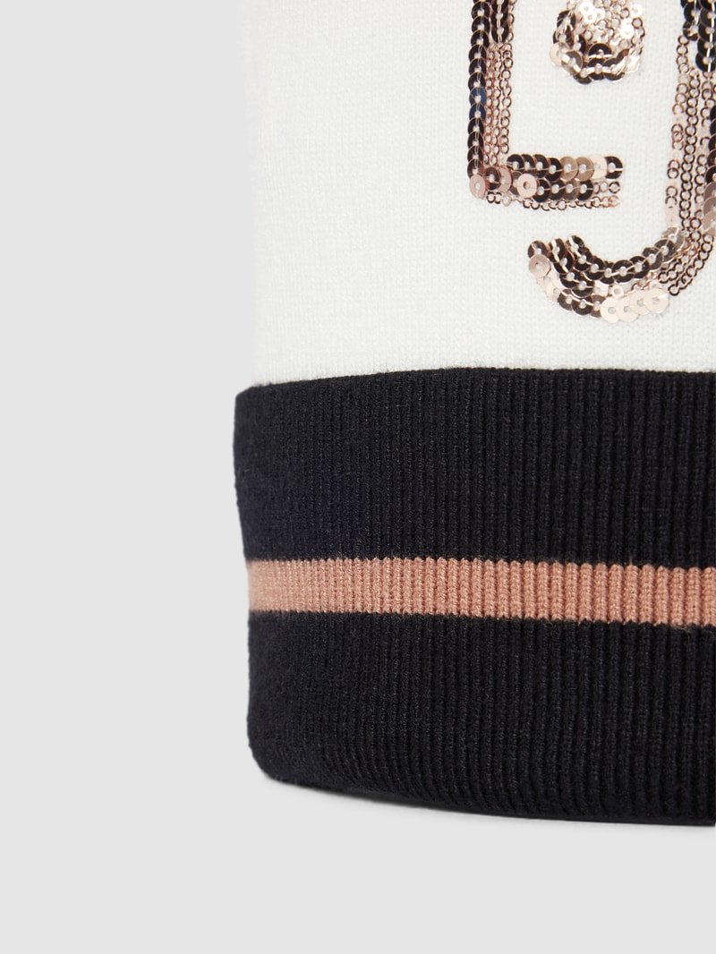 Pudelmütze mit Label-Detail in ecru