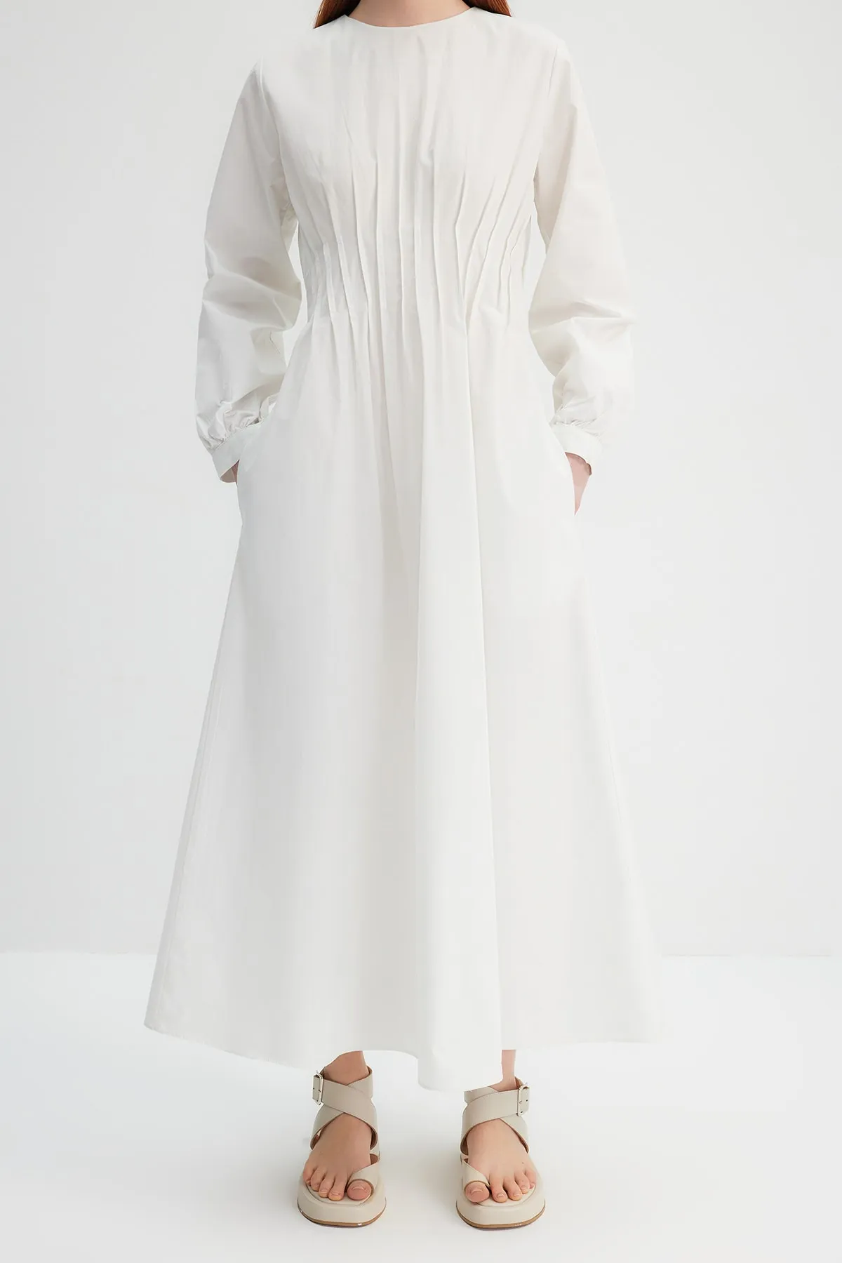 Trendyol Modest  Kevser Sarıoglu Puderfarbenes, geripptes Kleid mit Taschendetails aus 100 % Baumwollpopeline TCLSS23EB00005
