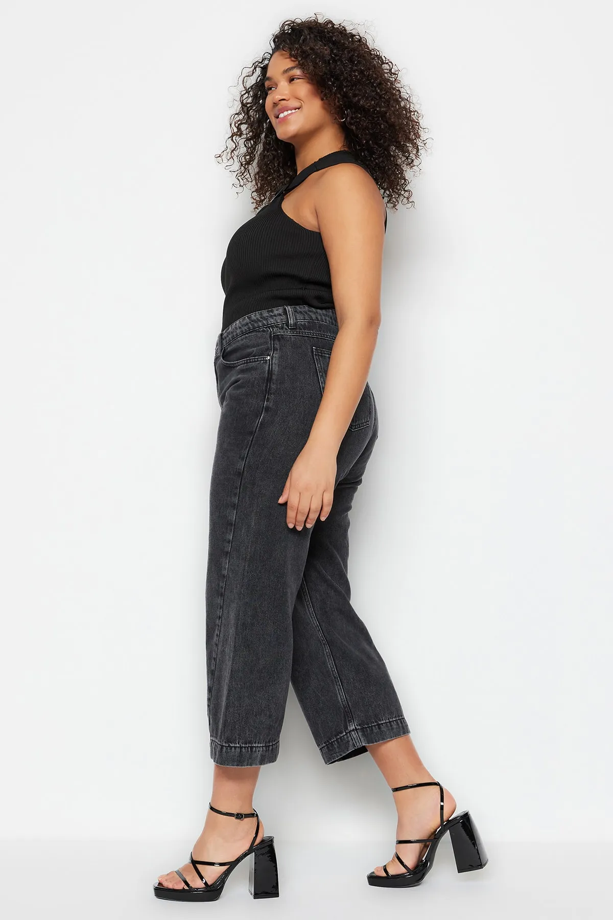 Trendyol Curve  Graue Culotte Fit Jeans mit hoher Taille und Ziernähten TBBSS23CJ00015