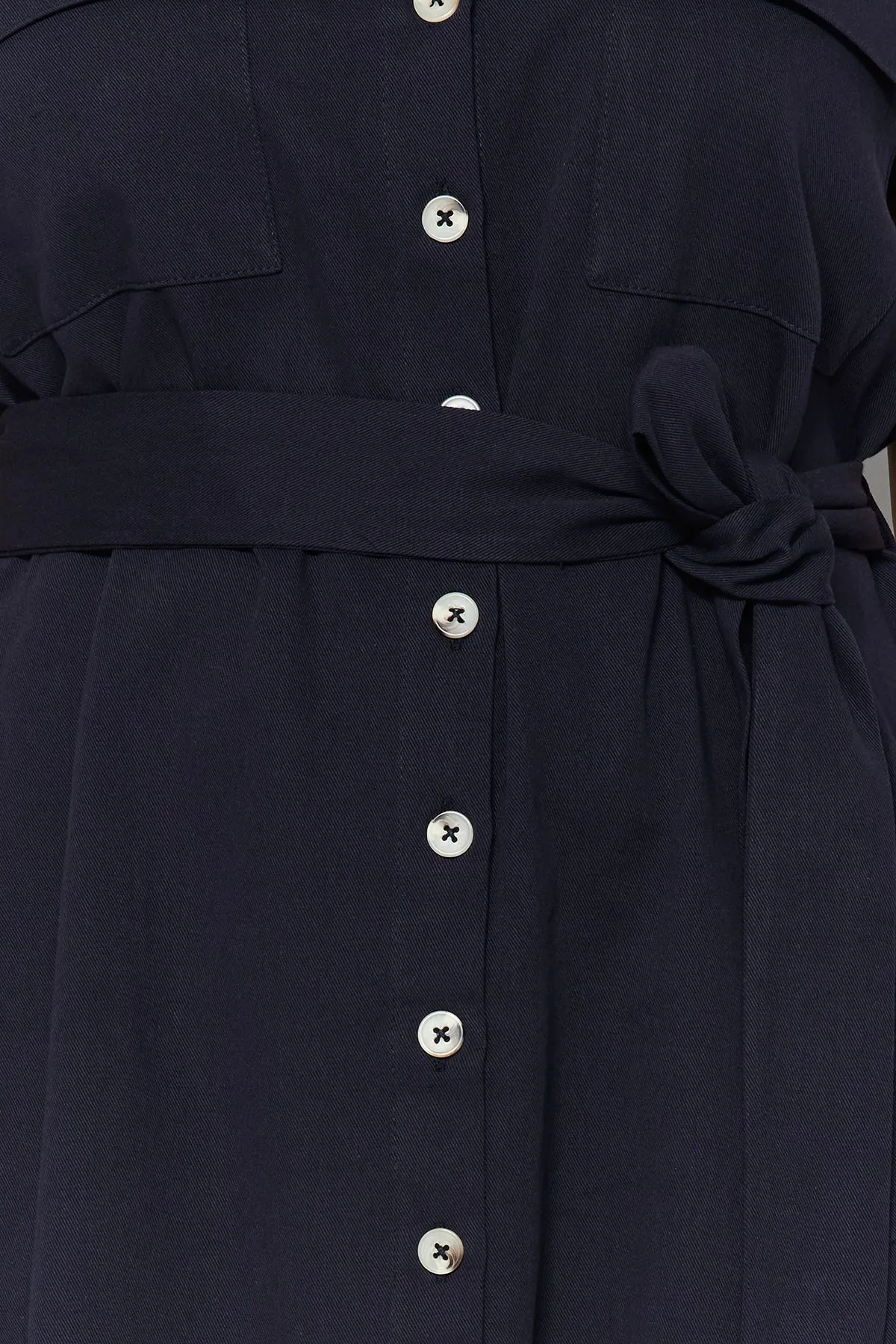 Trendyol Curve  Marineblaues gewebtes Hemdblusenkleid mit Gürtel TBBSS23AH00252