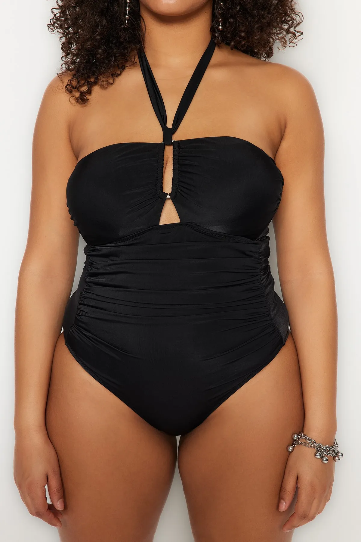 Trendyol Curve  Schwarzer Badeanzug mit Neckholder-Accessoire und detailliertem Erholungseffekt TBSSS23AM00013