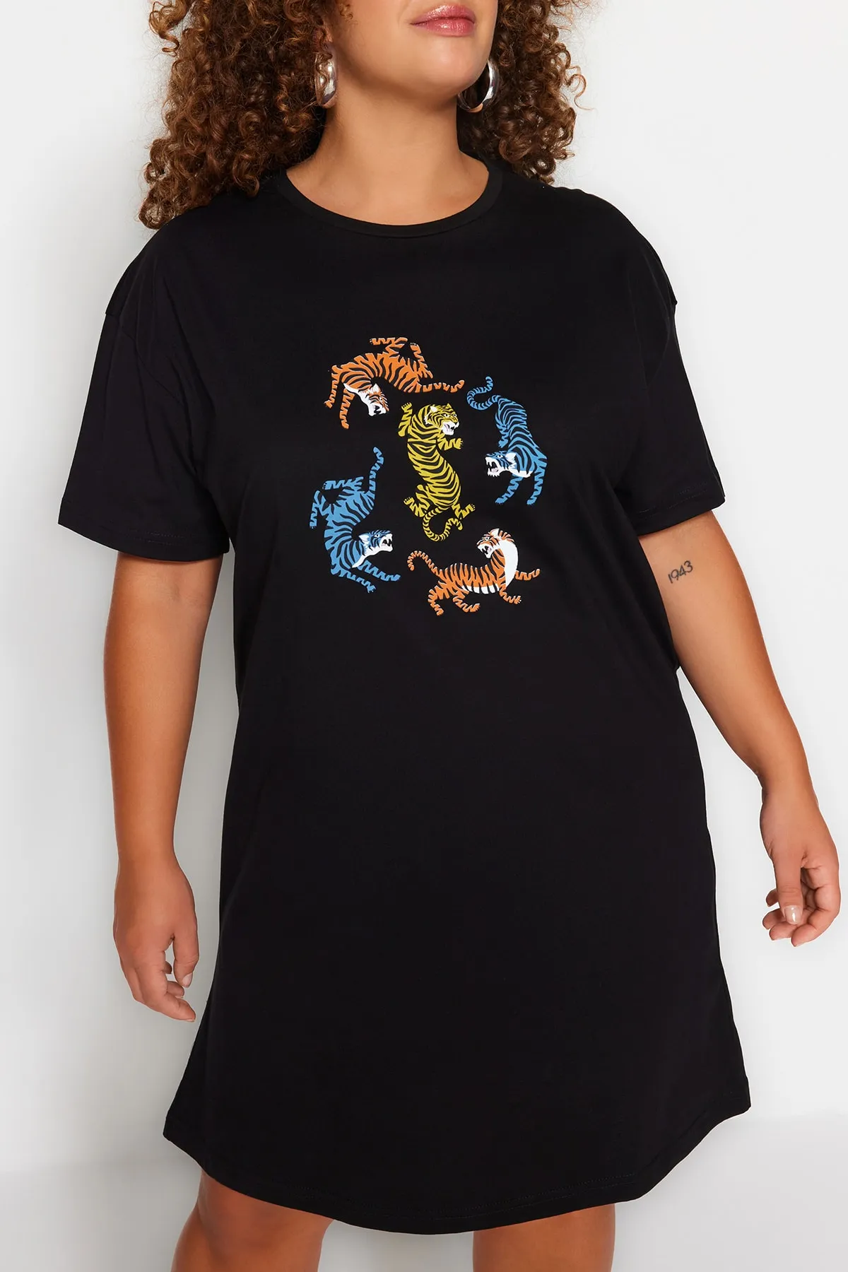 Trendyol Curve  Schwarzes bedrucktes T-Shirt-Strickkleid mit Rundhalsausschnitt TBBSS23AH00163