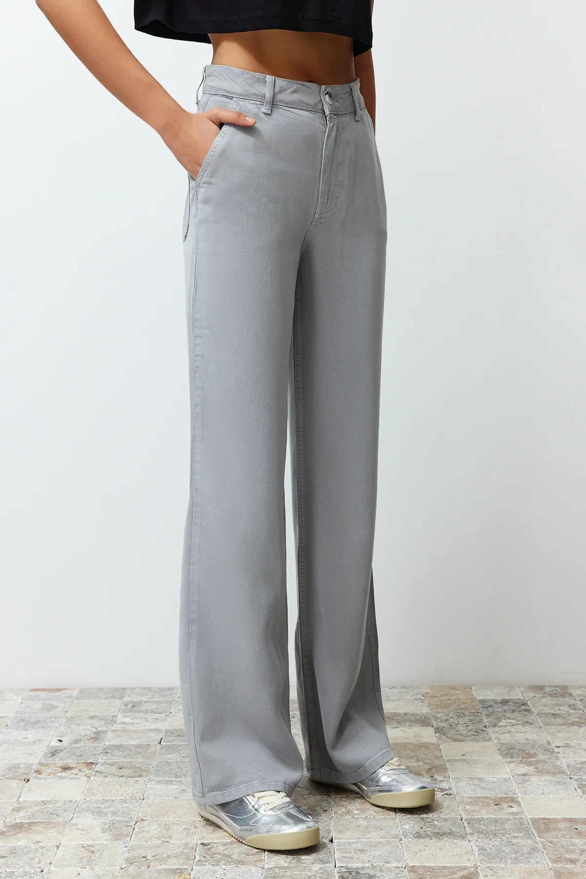 Trendyol Collection  Graue Jeans mit niedriger Taille und weitem Bein aus 100 % Tencel™ TWOSS23JE00219