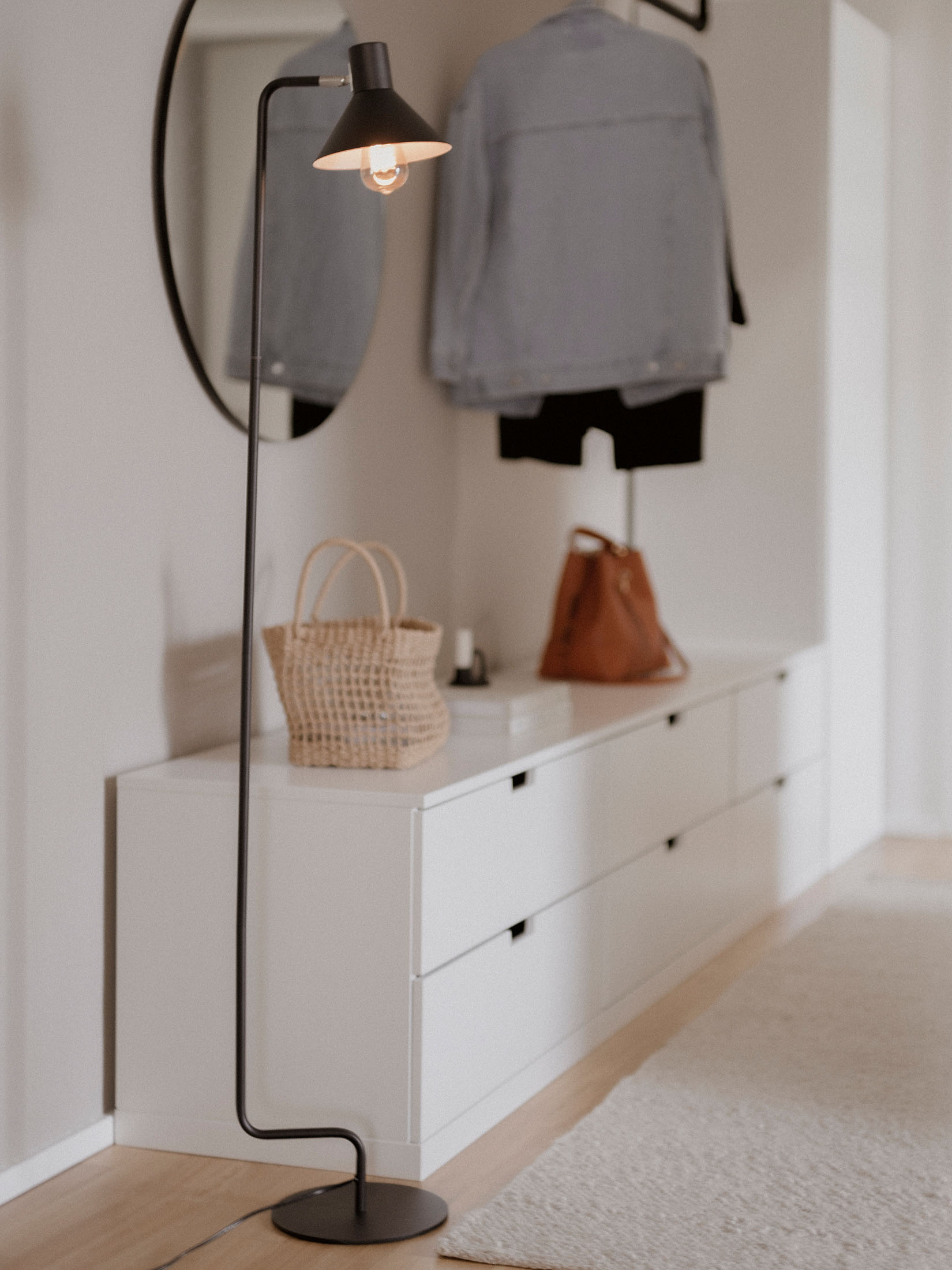Madam Standleuchte, New Sand Black