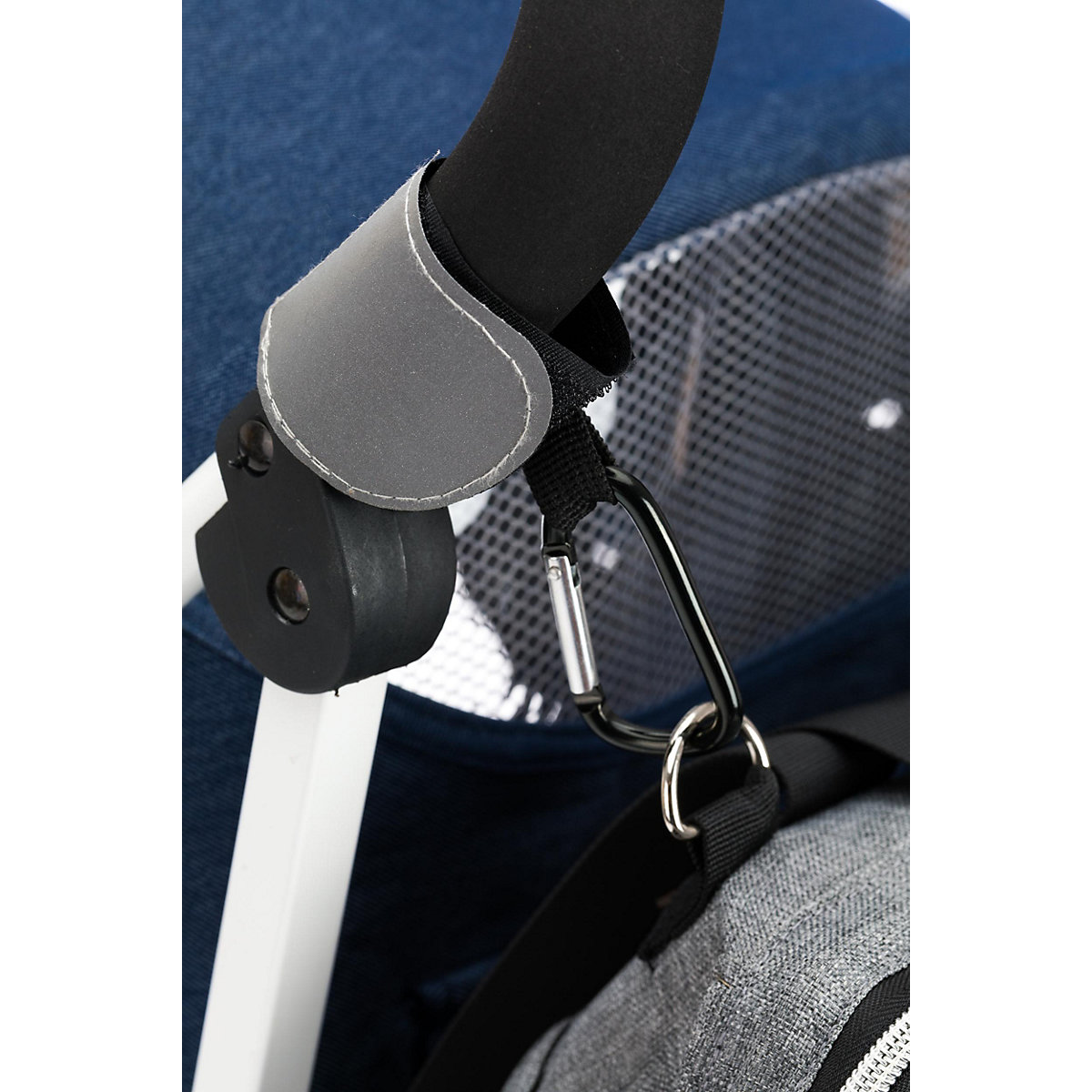 Karabinerhalterung für Kinderwagen und Buggys schwarz mit Reflektor