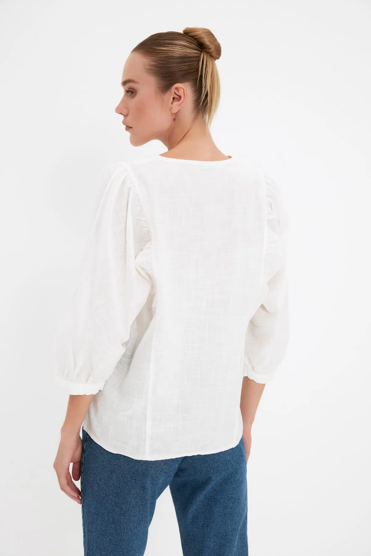 Trendyol Collection  Weißes gewebtes Hemd mit Fledermausärmeln - Regular Fit TWOSS20GO0076