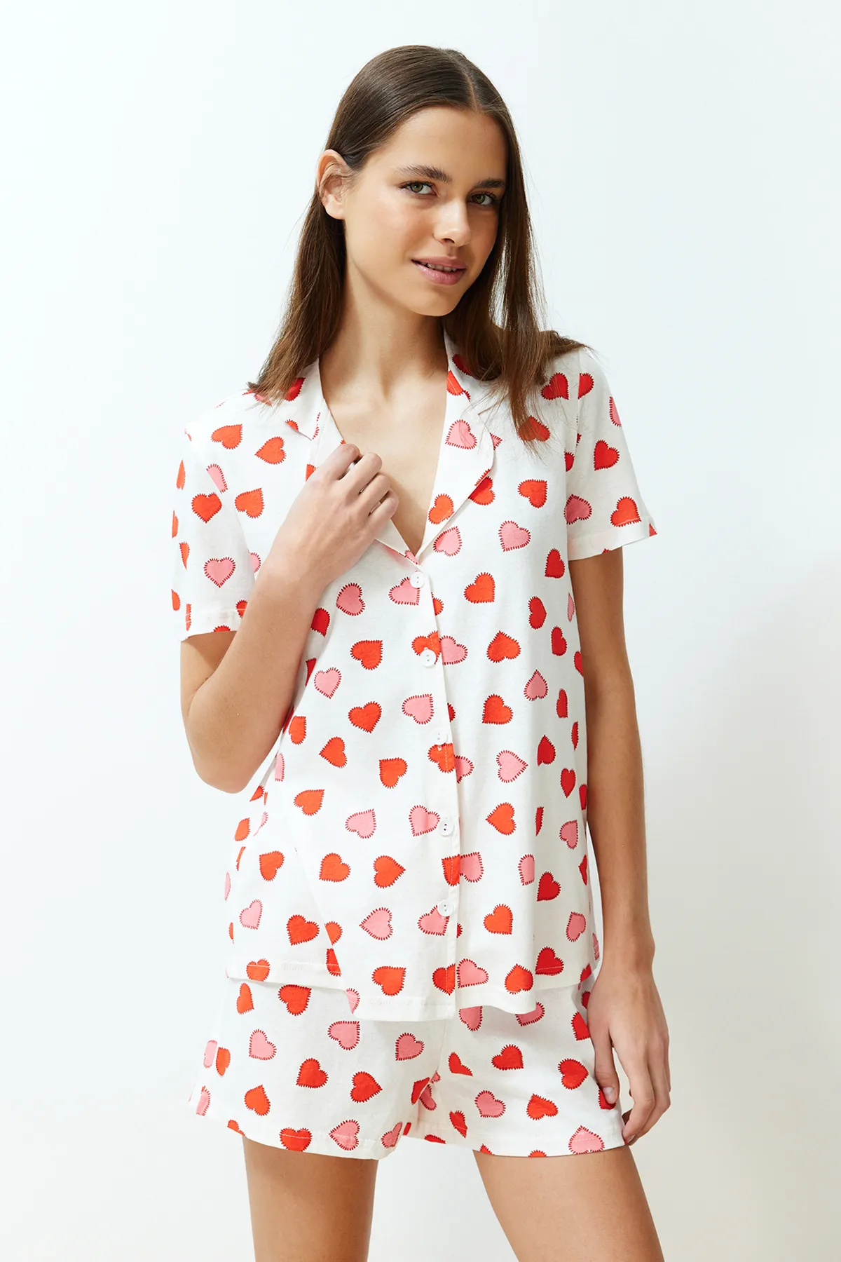 Trendyol Collection  Mehrfarbiges Pyjama-Set aus 100 % Baumwolle mit Herzmuster THMSS24PT00152