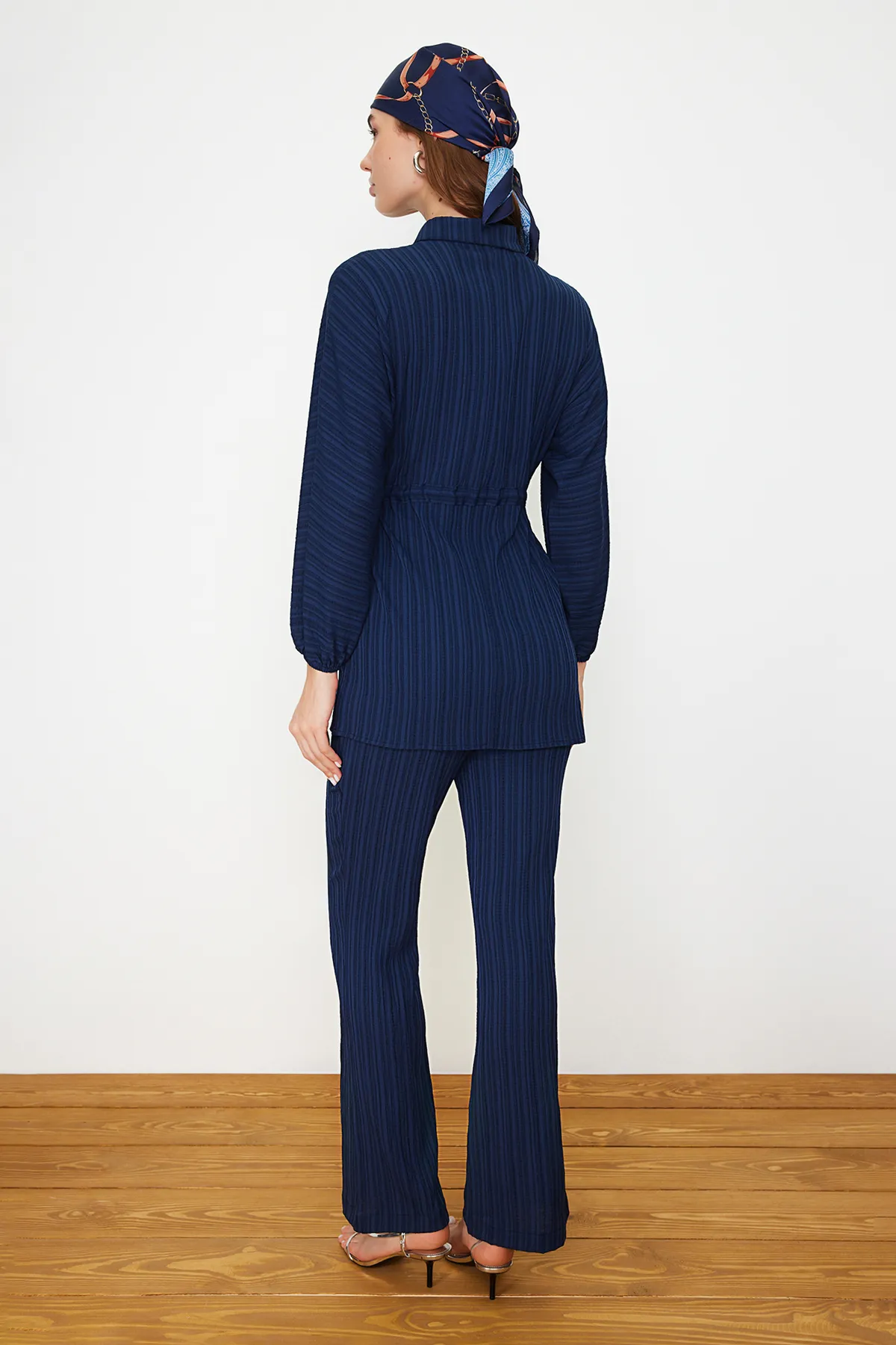Trendyol Modest  Marineblaues Crinkle-Hemd-Hose-Set mit gewebter Unterseite und Oberteil TCTSS24US00019