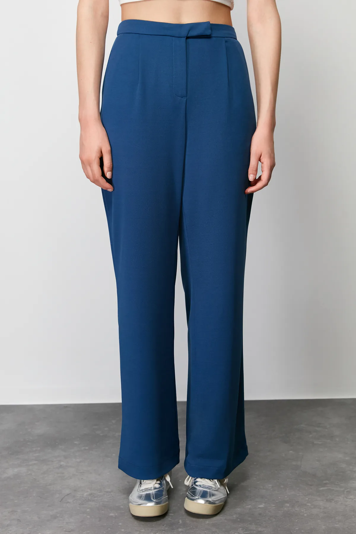 Trendyol Collection  Marineblaue Hose mit Klettverschluss und detailliertem Lycra-Gewebe, gerade/gerade geschnitten, TWOSS24PL00113
