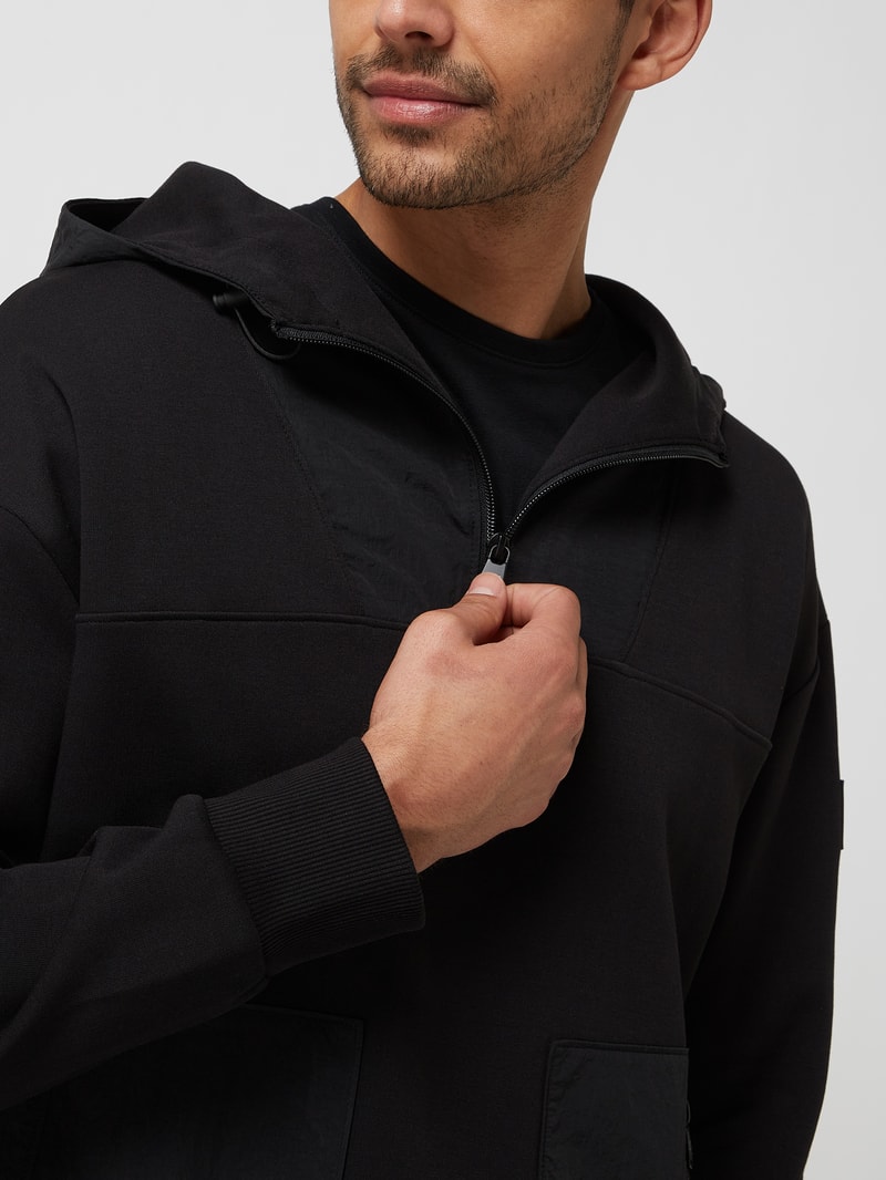 Hoodie mit Reißverschlusstaschen in schwarz