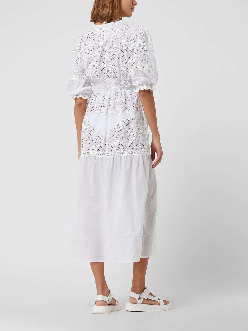Kleid aus Lochspitze in weiß