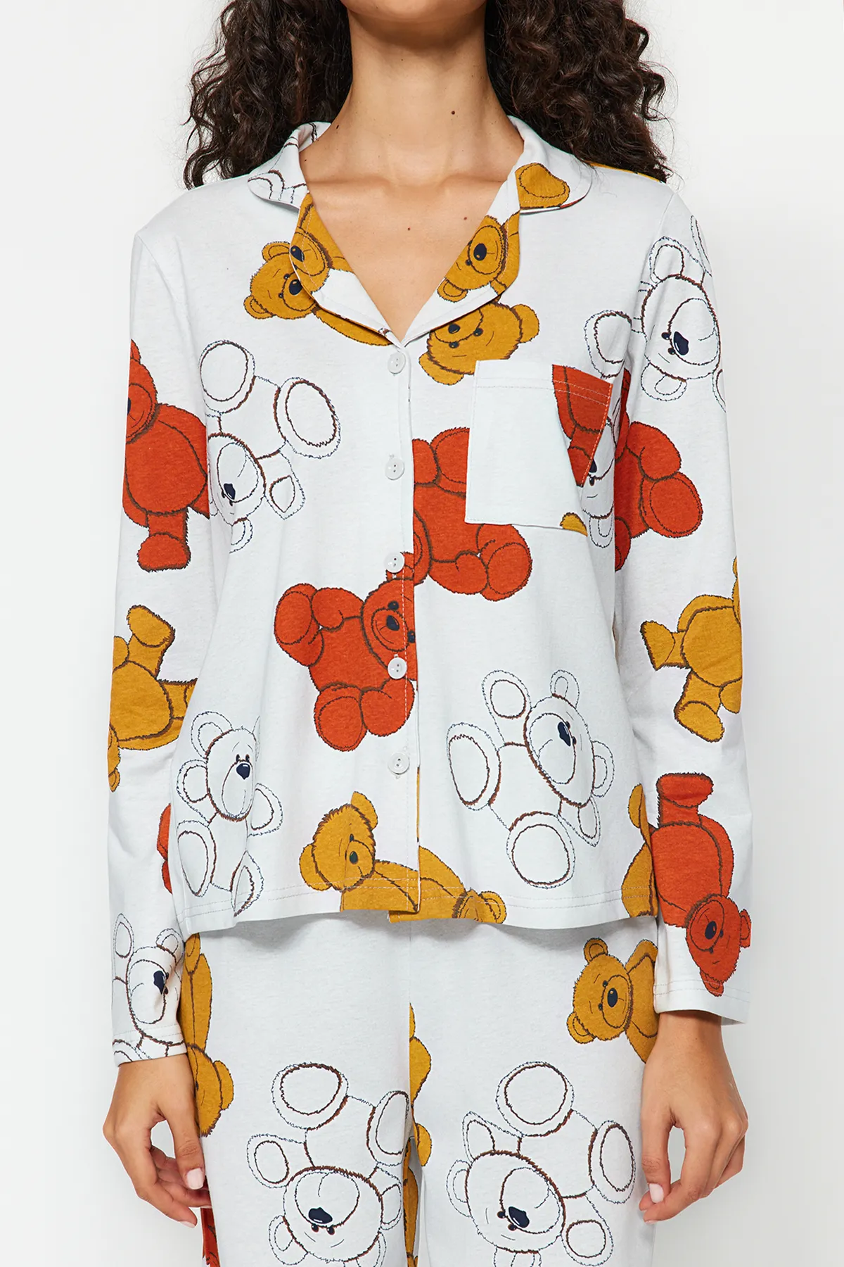 Trendyol Collection  Graues Pyjama-Set aus Hemd und Hose aus 100 % Baumwolle mit Teddybär-Muster THMAW24PT00002