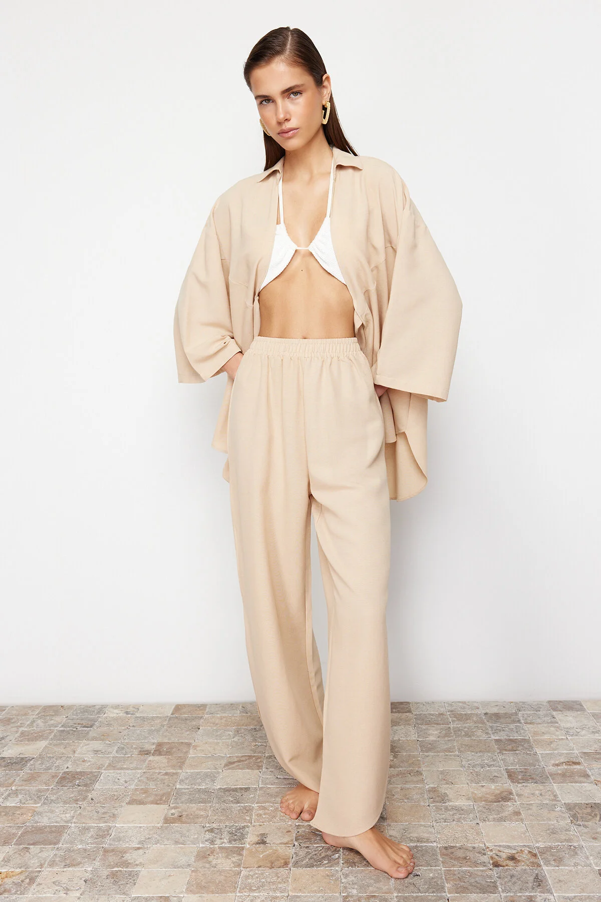 Trendyol Collection  Beiges, gewebtes Hemd-Hosen-Set aus Leinenmischung mit Bindeband TBESS24AU00031