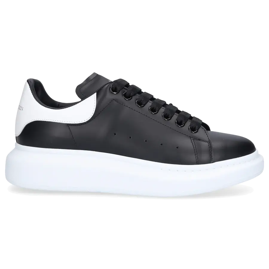 Alexander McQueen - Sneaker low LARRY Kalbsleder - schwarz