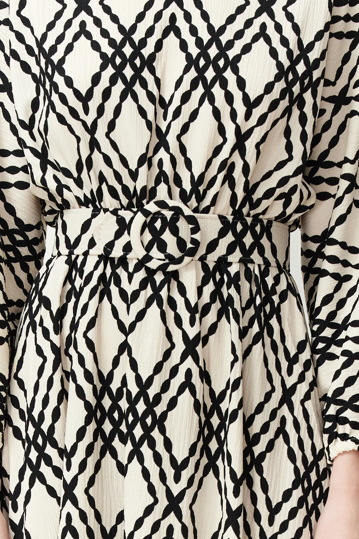 Trendyol Modest  Schwarzes, gemustertes Kleid aus Crinkle-Gewebe mit Gürteldetail TCTSS24EB00233