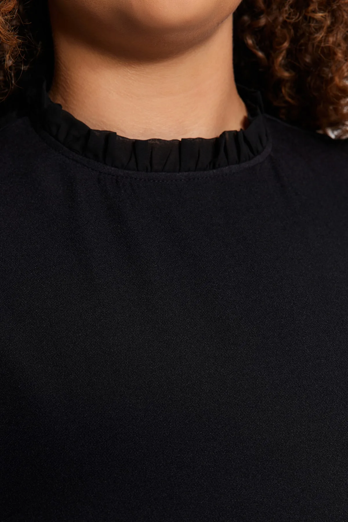 Trendyol Curve  Schwarzes A-Linien-Webkleid mit hohem Kragen TBBAW24AH00049
