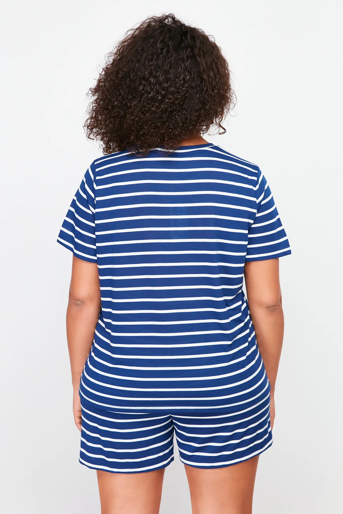 Trendyol Curve  Marineblaues Pyjama-Set aus Strick mit Streifen und Regenbogen-Print TBBSS24AI00029