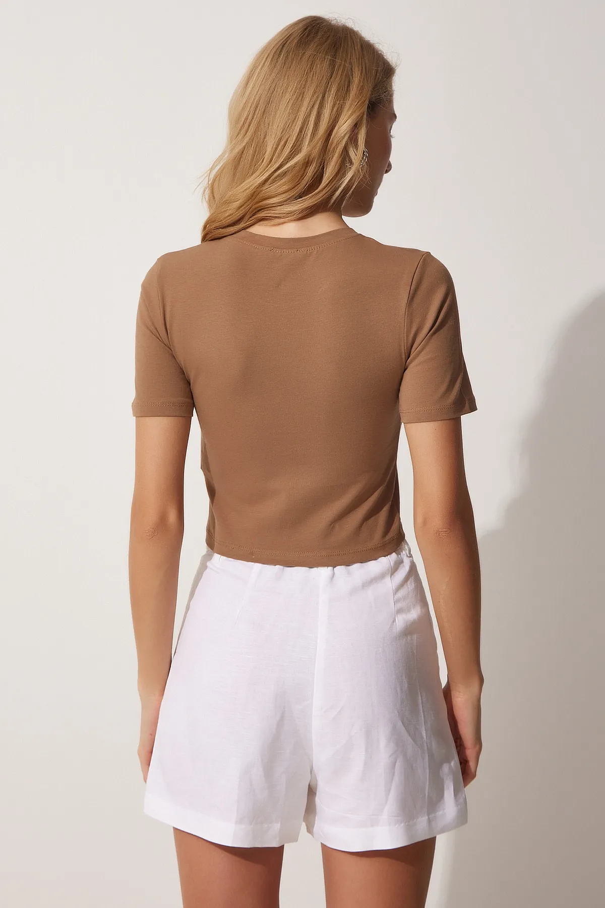 Happiness İstanbul  Damen-Crop-T-Shirt mit Rundhalsausschnitt in Biscuit-Optik UB00064