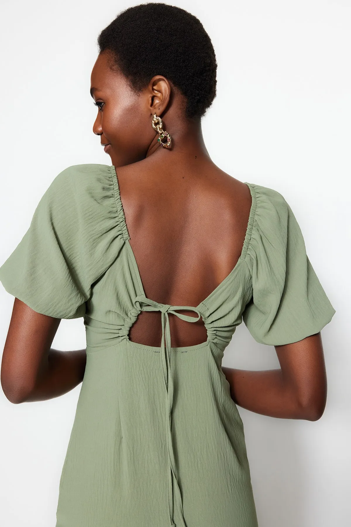Trendyol Collection  Khakifarbenes, figurbetontes Midi-Webkleid mit Schlitz hinten TWOSS23EL01164