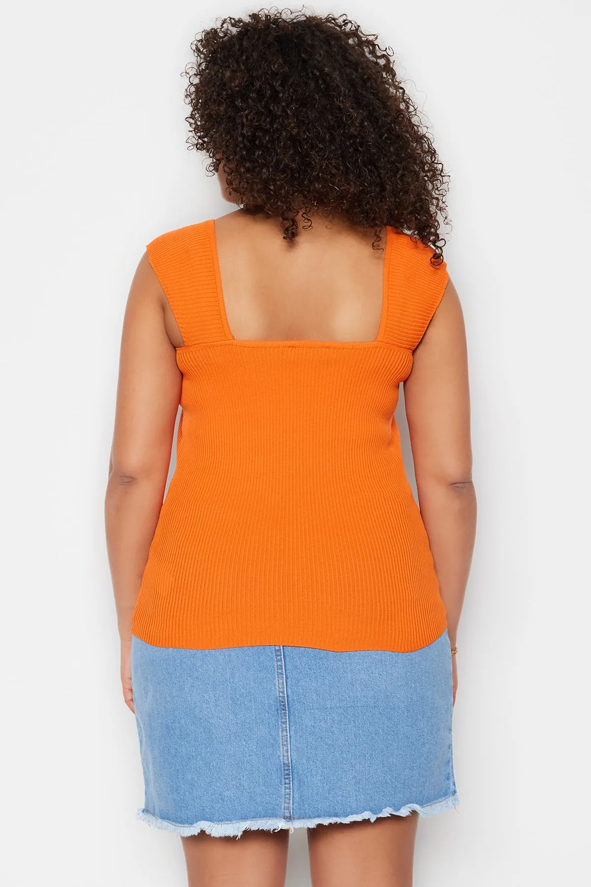 Trendyol Curve  Orangefarbene, figurbetonte, dünne Strickbluse mit herzförmigem Ausschnitt TBSSS23AF00021