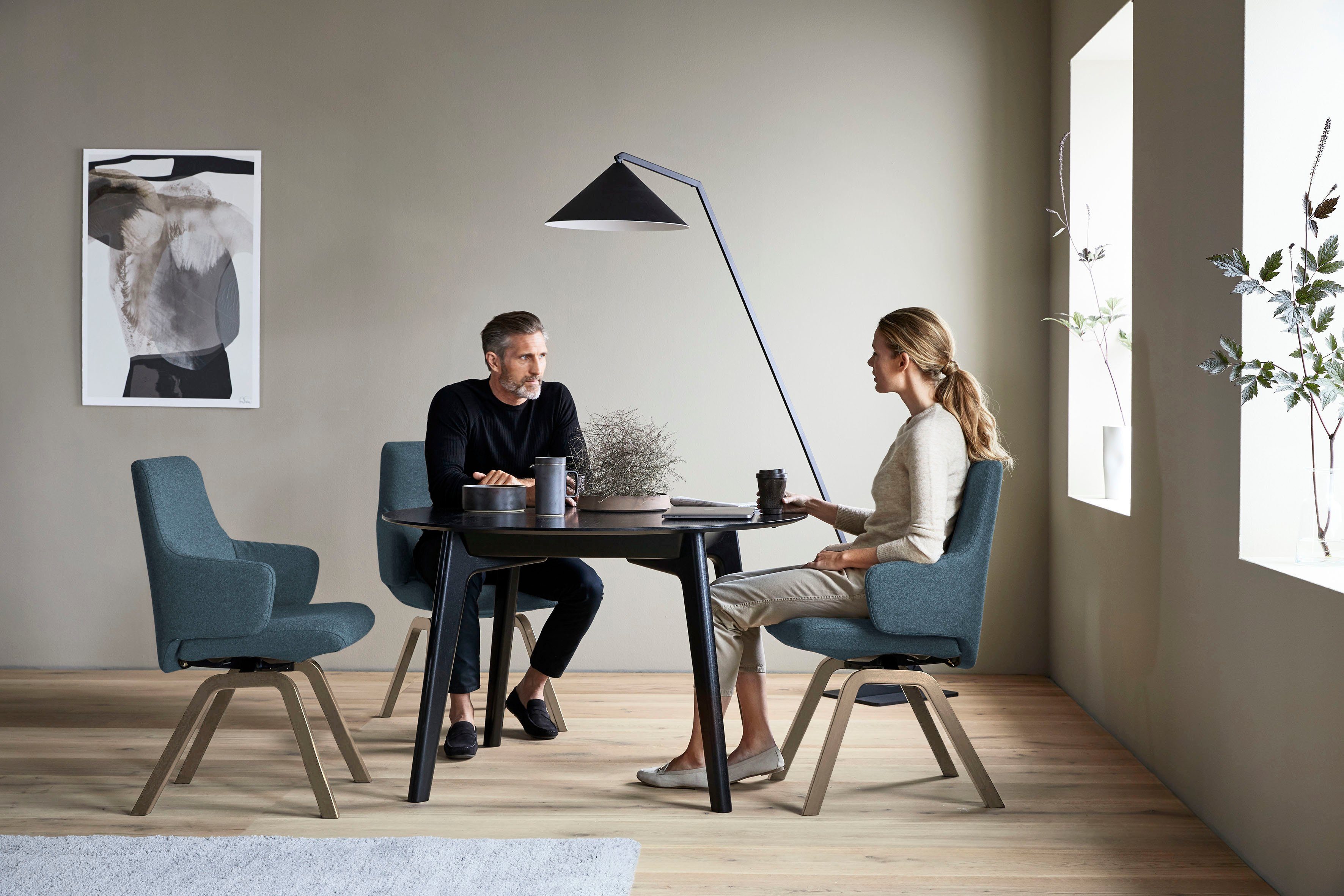 Stressless® Polsterstuhl Laurel, Low Back mit Armlehne, Größe L, mit schräggestellten Beinen in Eiche