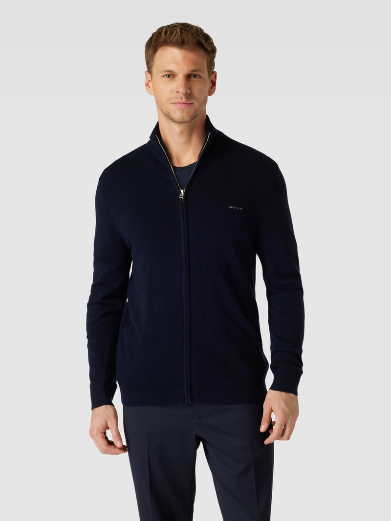 Strickjacke aus Lammwoll-Mix mit Stehkragen und Label-Stitching in marineblau