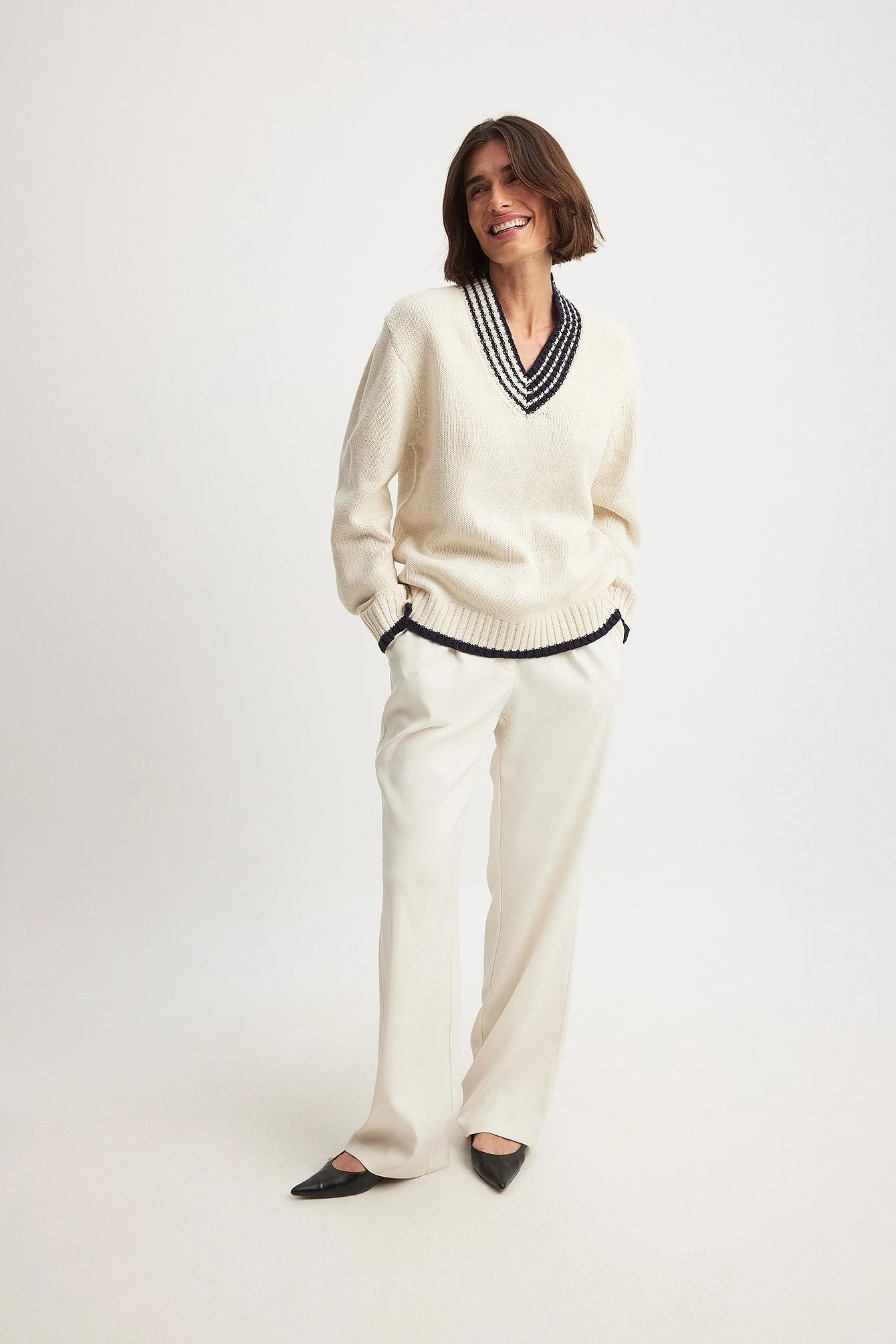 Oversized-Pullover mit V-Ausschnitt und Kontrastdetail